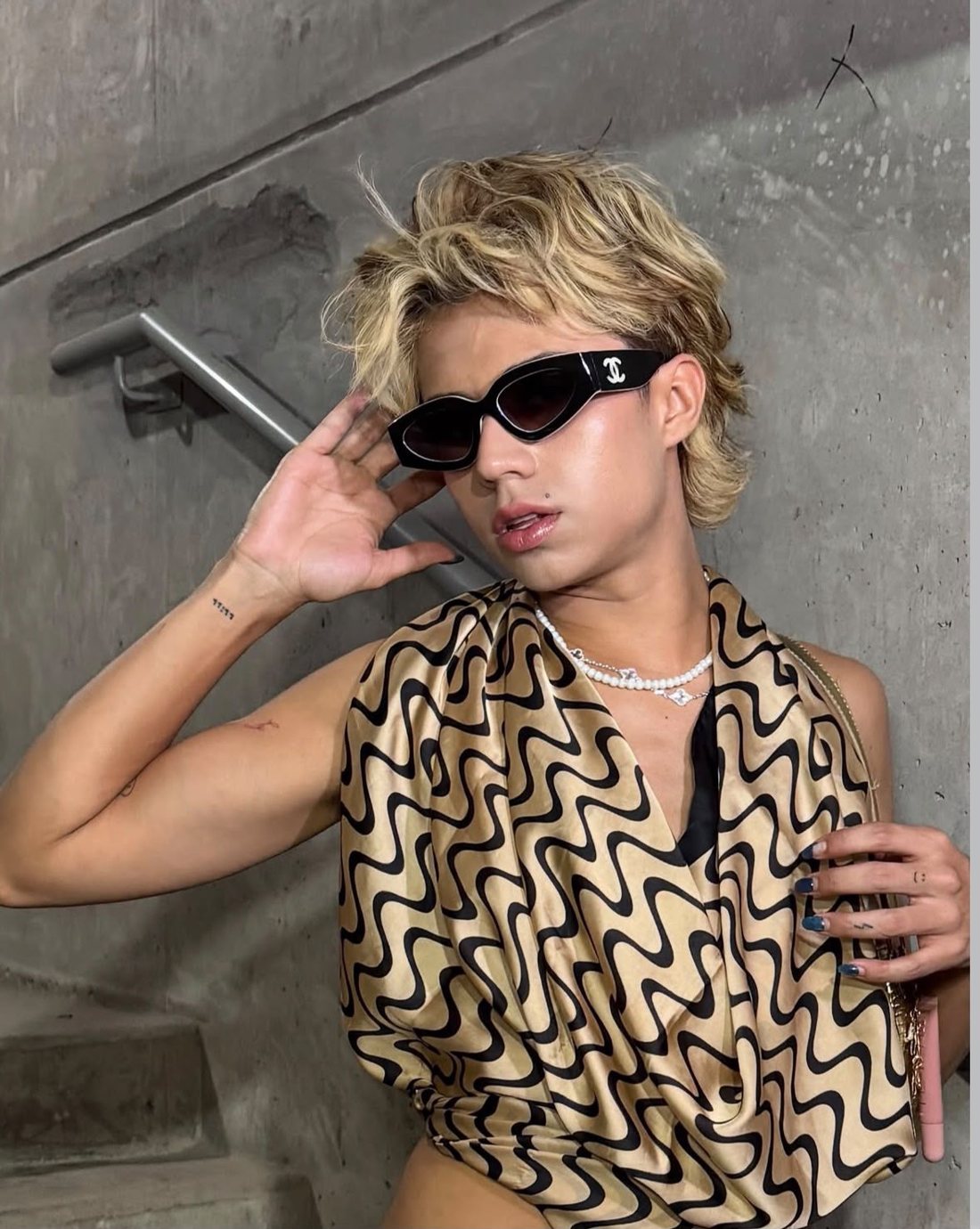 Harold Colucci con gafas de sol y blusa de seda estampada